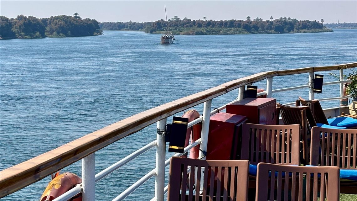 O Rio Nilo entre Edfu e Kom Ombo visto do cruzeiro fluvial de Luxor a Aswan