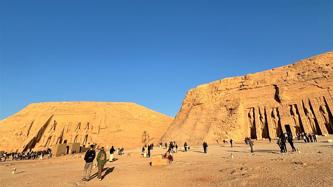 Os templos do fara&oacute; Rams&eacute;s II (&agrave; esquerda) e da rainha Nefertari, em Abu Simbel