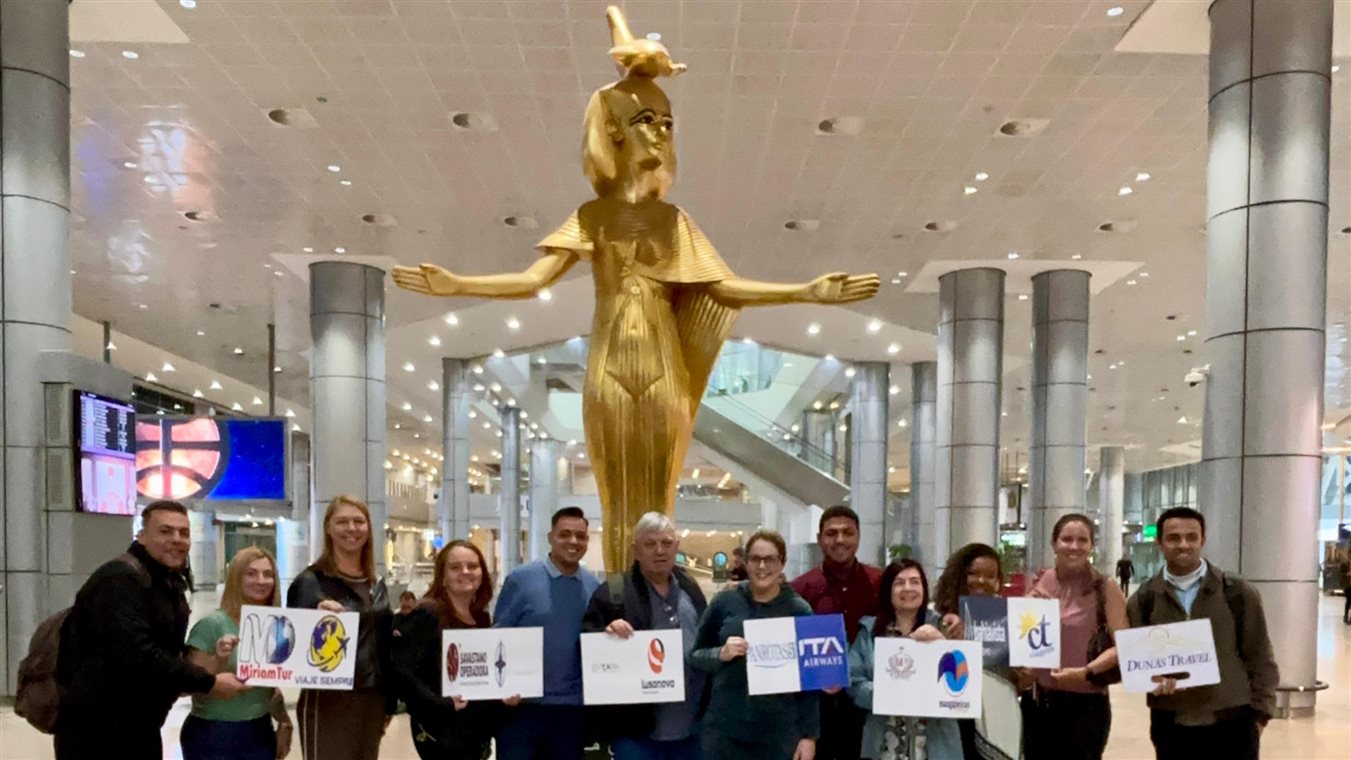 O grupo posa entre representantes da Dunas Travel no desembarque no Cairo