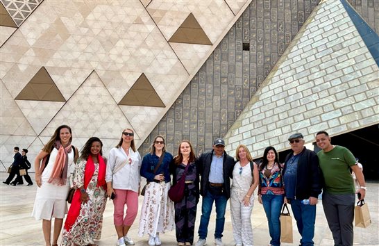 O grupo com o guia Mimo (ao centro) em frente ao Grande Museu Eg&iacute;pcio