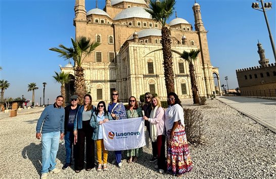 Da esq. para &agrave; dir., em frente &agrave; Mesquita de Alabastro, Gabriel Mazorca, Luis Alves, Larissa Marinsalta, Silvana Pardini, Solange Vasconcelos, Monike Savastano, Amanda Gamero (Lusanova), Miriam Zanovello e Mila Nascimento