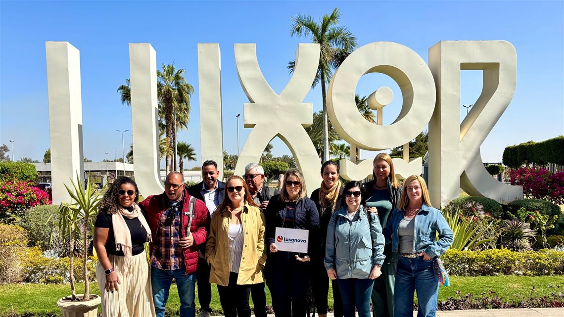 Na chegada a Luxor, da esq. para &agrave; dir., Mila Nascimento, o guia Mimo (Dunas Travel), Gabriel Mazorca, Monike Savastano, Luis Alves, Amanda Gamero (Lusanova), Larissa Marinsalta, Silvana Pardini, Solange Vasconcelos e Miriam Zanovello