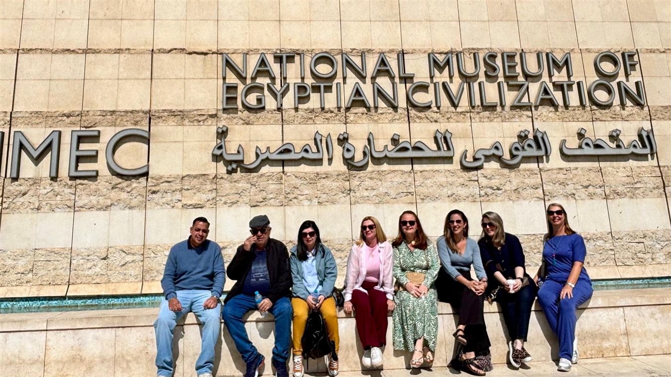 Amanda Gamero (segunda &agrave; dir.), da Lusanova, e melhores parceiros da operadora no Museu Nacional da Civiliza&ccedil;&atilde;o Eg&iacute;pcia (NMEC, na sigla em ingl&ecirc;s)