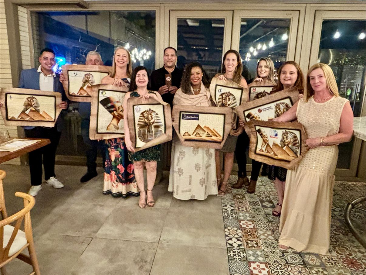 Attia Yamany (ao centro), da Dunas Travel, e o grupo de agentes