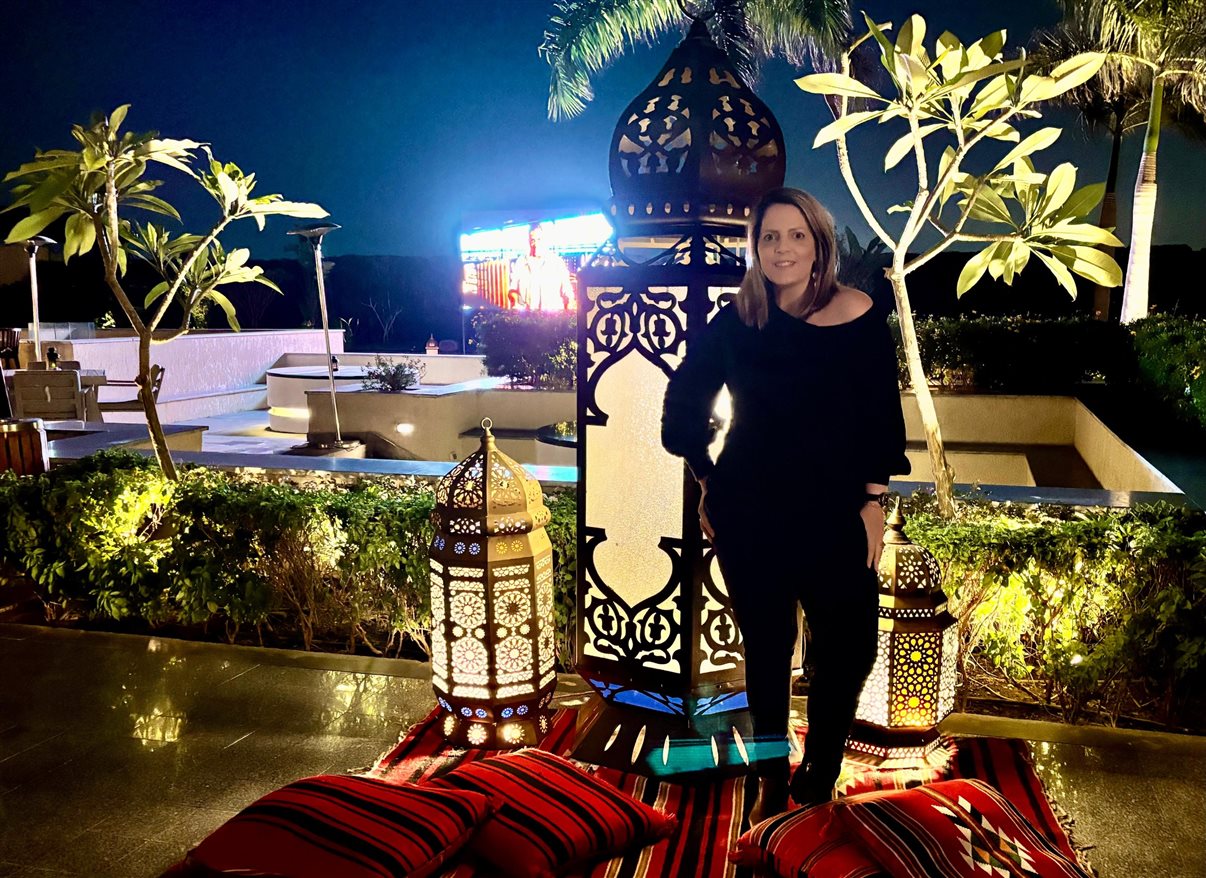 Amanda Gamero, a anfitri&atilde; da noite, na &aacute;rea externa do Hyatt Regency West Cairo