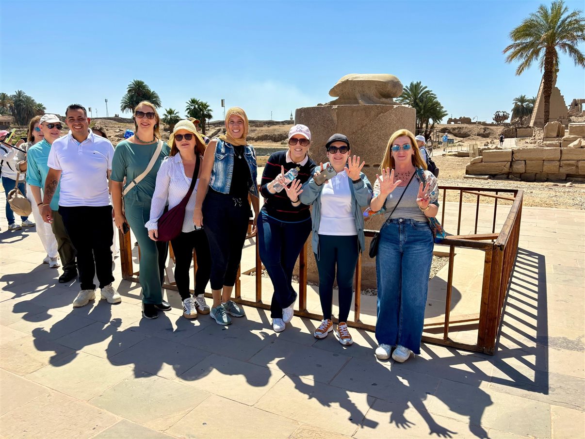 O grupo em frente &agrave; est&aacute;tua do escaravelho de granito do Templo de Karnak 