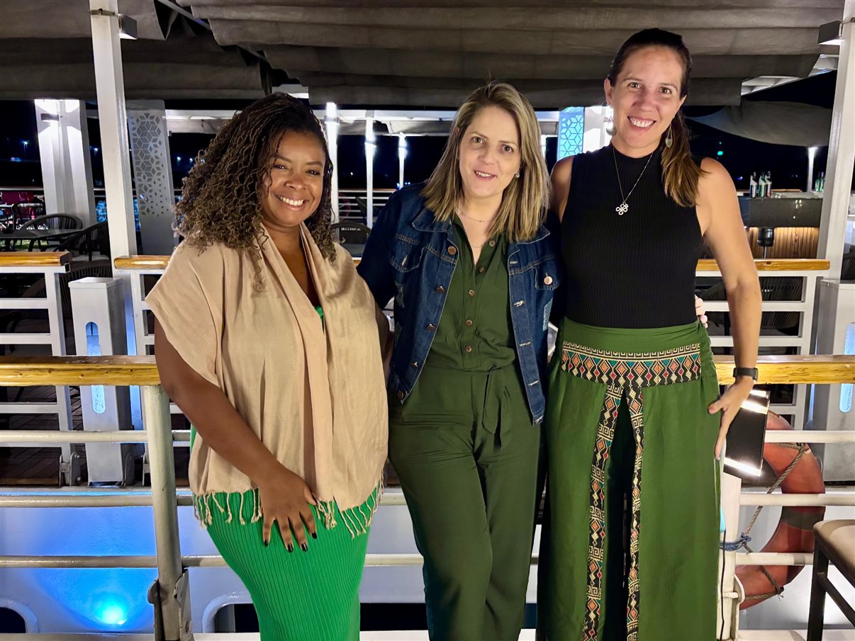 Mila Nascimento, Amanda Gamero e Larissa Marinsalta no cruzeiro 