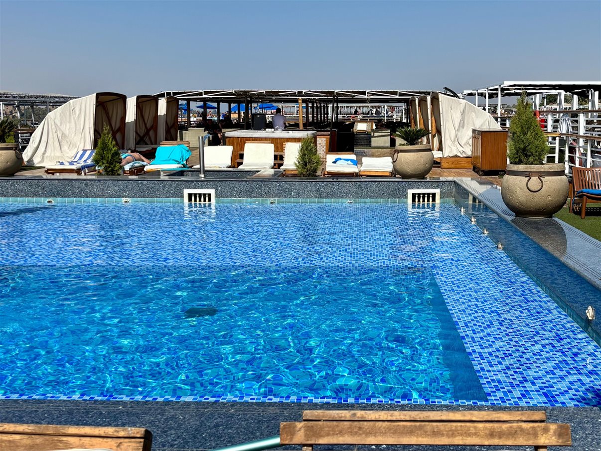 Piscina no deque superior da embarcação fluvial Casa Sol