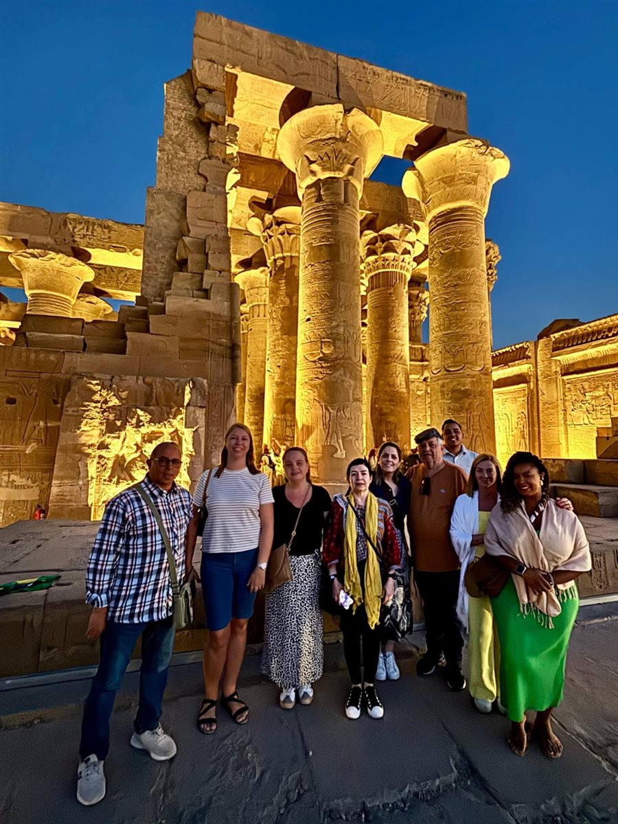 No templo duplo de Kom Ombo, da esq. para &agrave; dir., o guia Mimo (Dunas Travel), Solange Vasconcelos, Monike Savastano, Silvana Pardini, Amanda Gamero (Lusanova), Luis Alves, Gabriel Mazorca, Miriam Zanovello e Mila Nascimento 