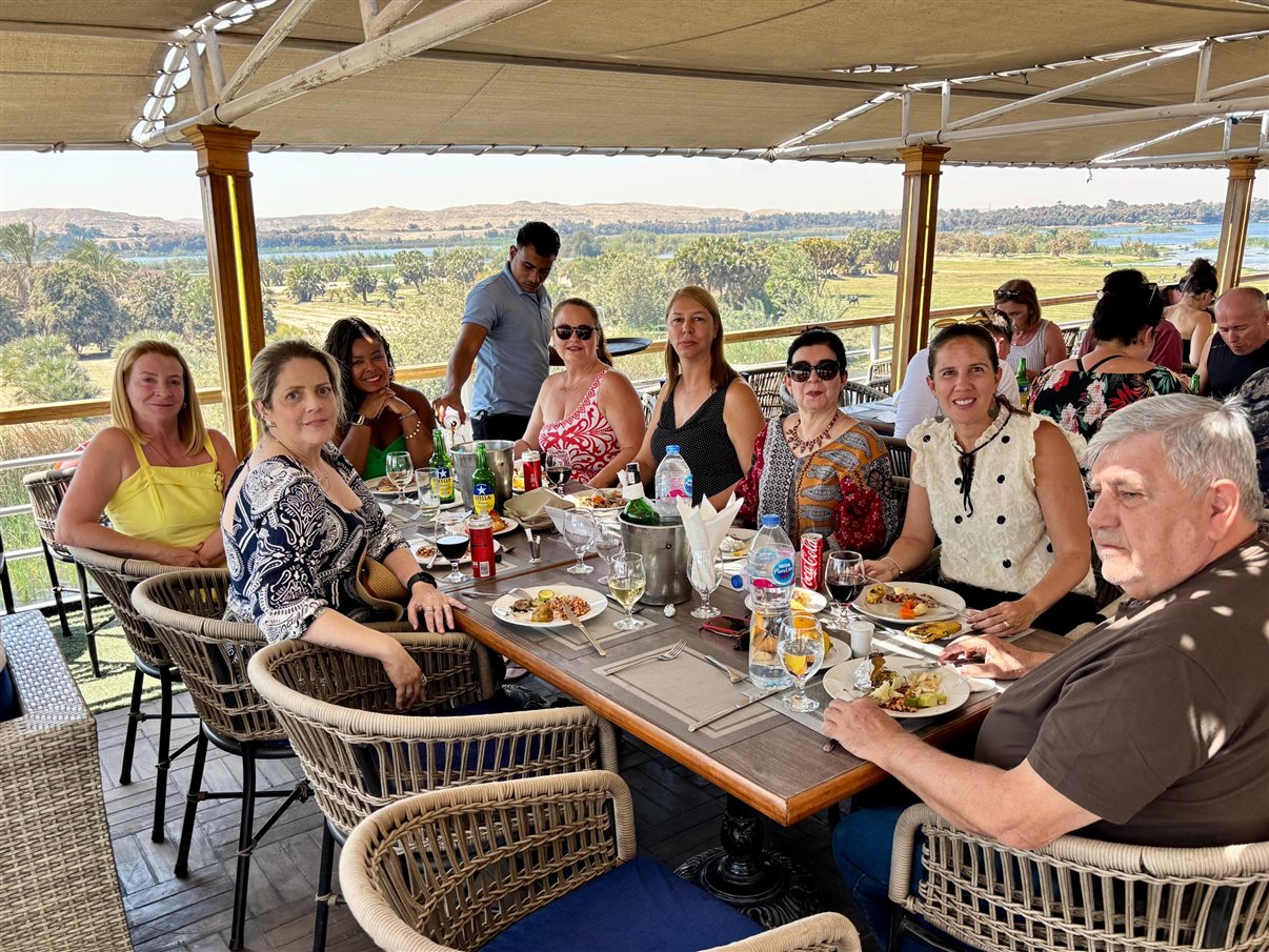 O grupo de melhores parceiros da Lusanova em almo&ccedil;o no cruzeiro pelo Nilo