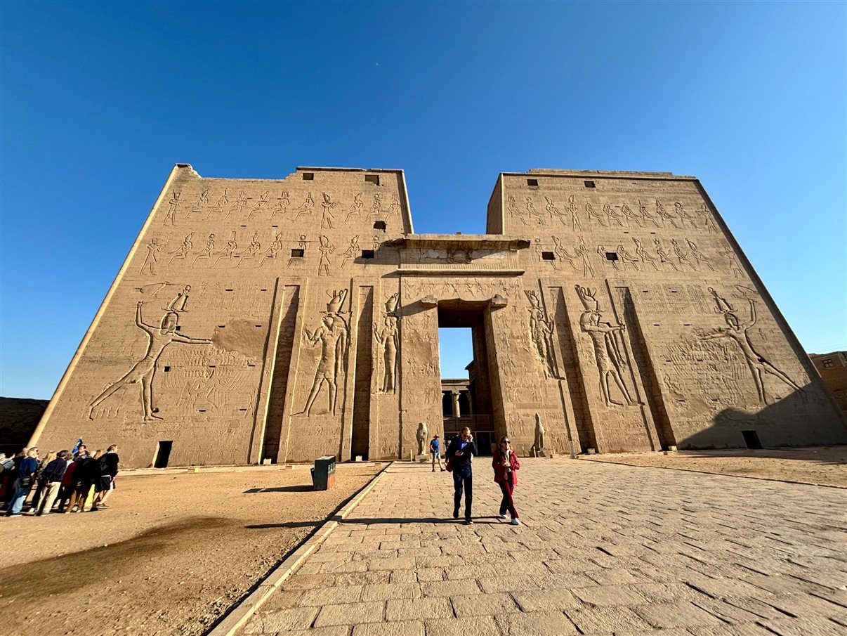O Templo de Edfu, um dos monumentos mais bem preservados do Egito antigo