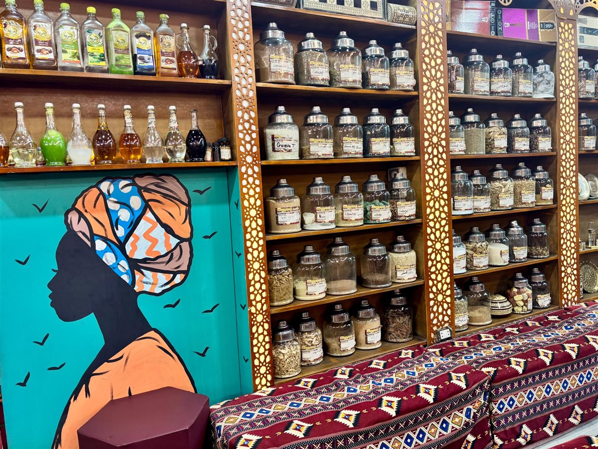 Loja de especiarias e artesanato n&uacute;bio no Centro de Aswan