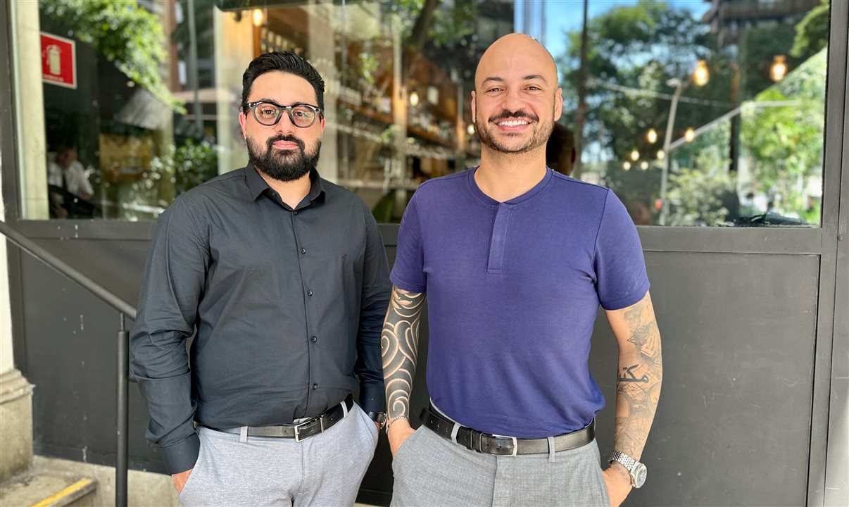 Vinícius Gonçalves, diretor de Marketing, Vendas e Relacionamento, com Gian Terhoch