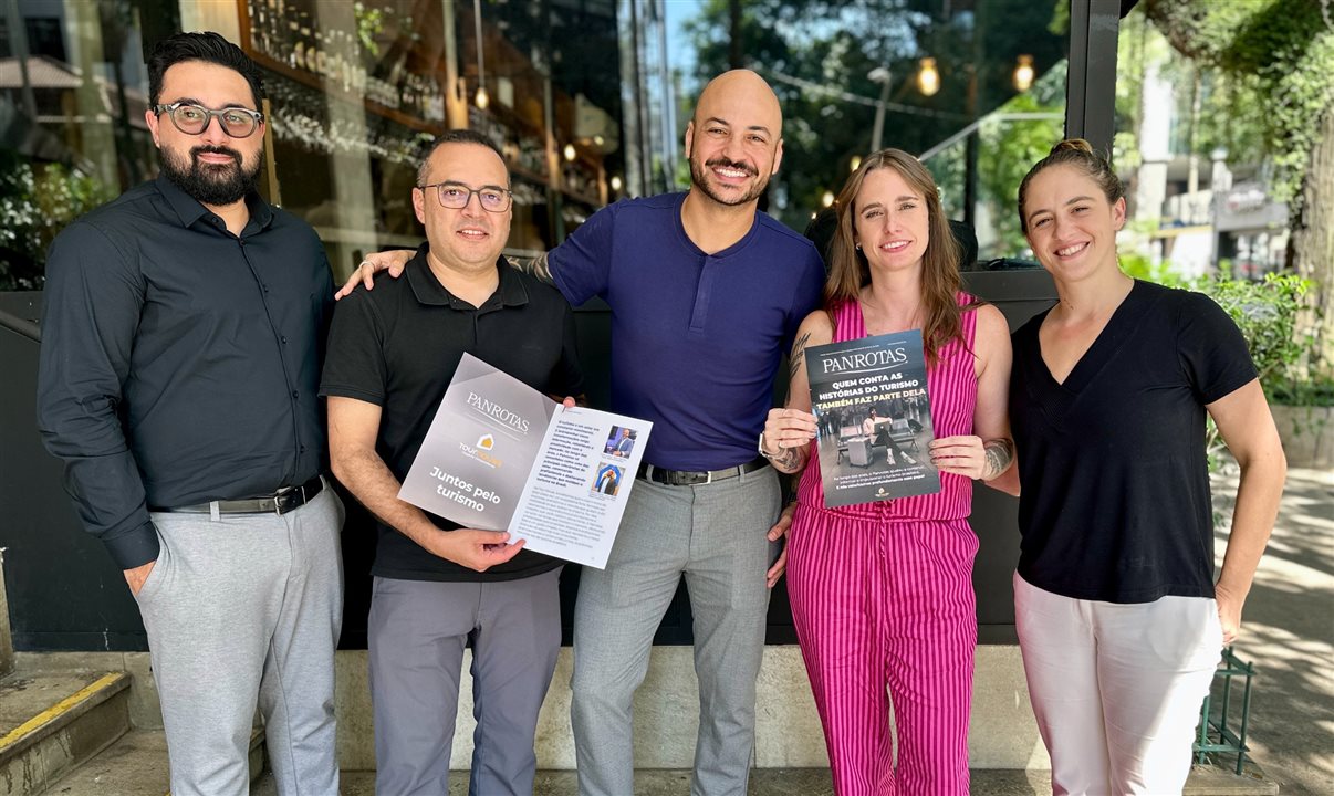 Vinícius Gonçalves, Gian Terhoch e Julia Lima, da Tour House, entregaram uma edição especial da PANROTAS produzida pela TMC a Renê Amorim e Beatrice Teizen