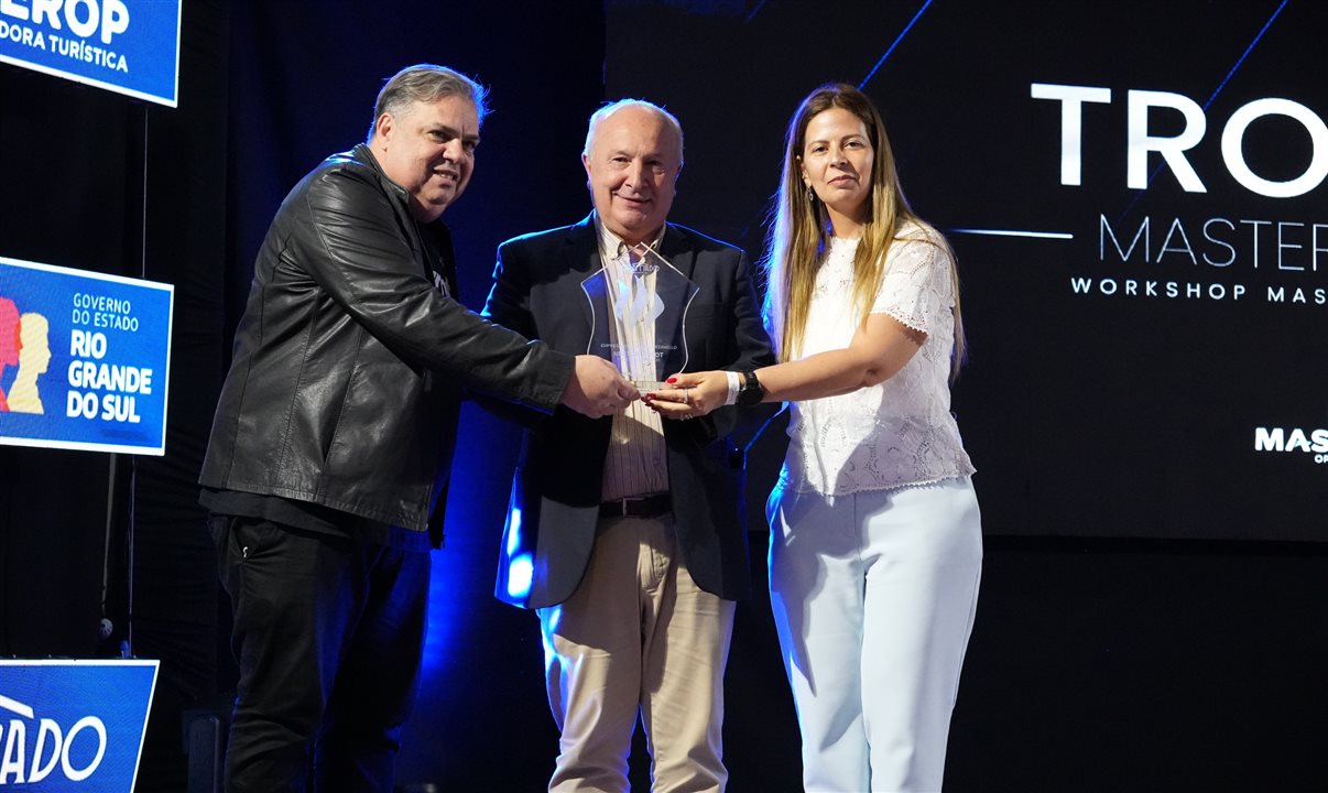 Nestor Tissot, prefeito de Gramado, com Artur Nascimento e Ana Carolina Feitosa, da Masterop