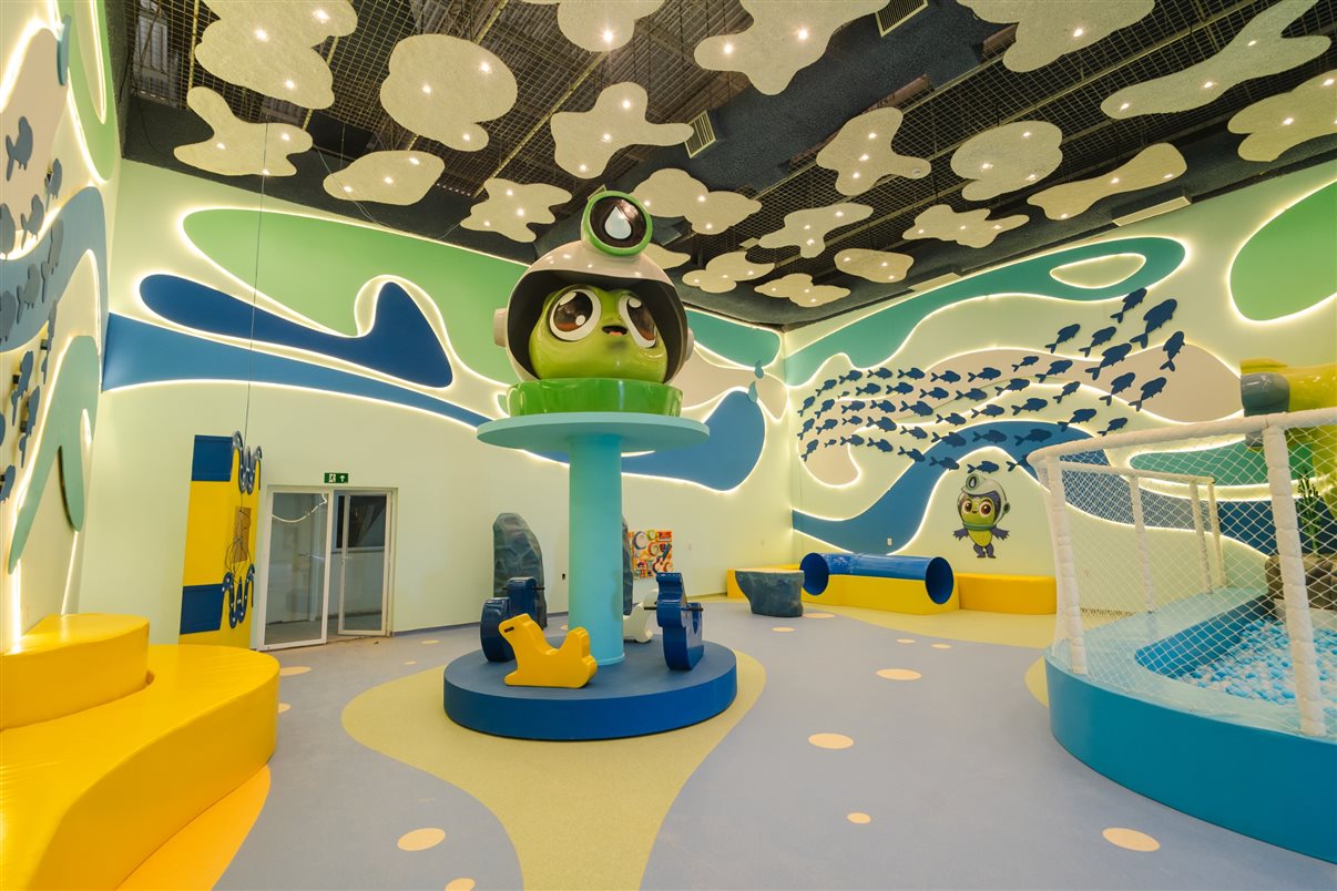 Jota City: área infantil com 12 salas temáticas para oficinas, estúdio de pintura, culinária e lojinha, com segmentação por faixa etária (0 a 3 anos e 3 a 6 anos)
