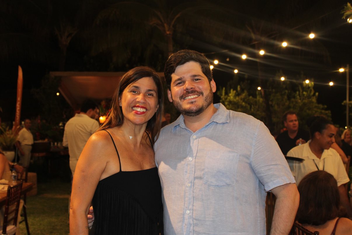 Lara Siqueira, da Journeys, e Diogo Beltr&atilde;o, da Empetur