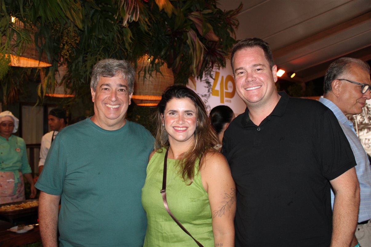 Otaviano Maroja, do Solar e Viv&aacute;, Giulliana Mesquita, da Azul Viagens, e Alex Belini, da Belini Viagens