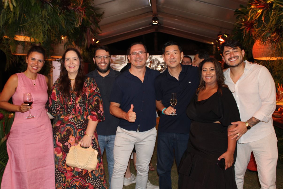 Fernanda Paranhos, Joice e Fernando Favatto, da Azul Viagens, Daniel Tchercov, do Viv&aacute; e Solar, Luis Yamamoto, da Fronteira &Aacute;sia, e Viviane Paula e Fabricio Medeiros, do Grupo Home Tour 