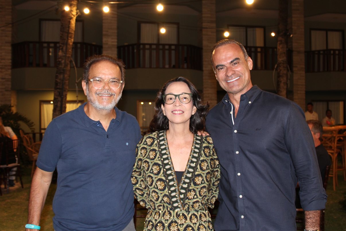 Hayrton Almeida e Edna Moura, da Atalaia Noronha, e Marcilio Velasco, da Azul Viagens 
