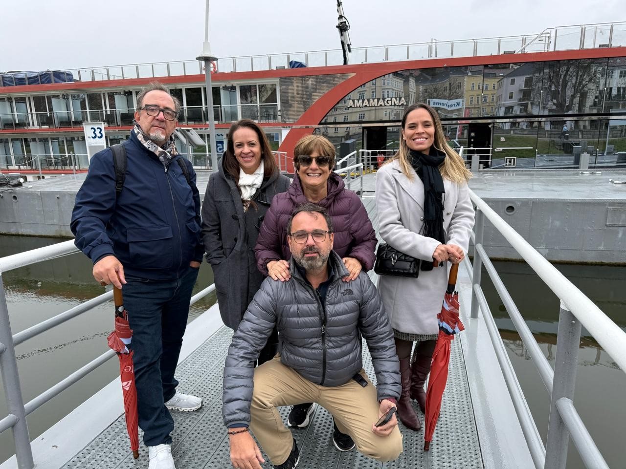 Brasileiros a bordo do AmaMagna durante o Latam Summit: Ricardo Alves, da Velle, Erika Aguilar e Lilian Meireles, da R11 Travel, Custódio Jr., da Kangaroo e ao centro Marcia Galvão, gerente de Vendas Brasil da AmaWaterways