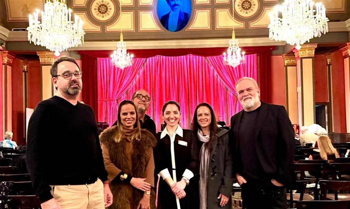 Na Casa Strauss, em Viena: Custódio Jr., da Kangaroo, Lilian Meireles, da R11, Ricardo Alves, da Velle, Debbie de Albrecht, cruise director do AmaMagna, Erika Aguilar, da R11, e Artur Luiz Andrade, da PANROTAS