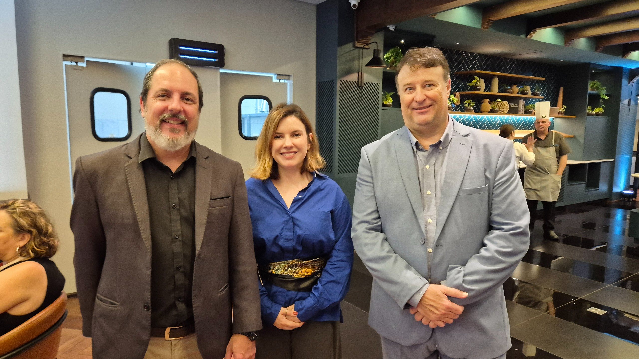 O gerente do Deville Prime Maringá, Johannes Albertch, com Amanda Machado, do Marketing, e José Mário Espíndola, diretor de Operações da empresa