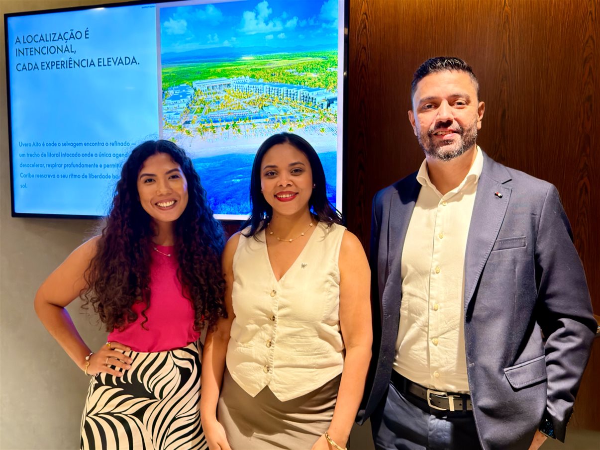 Greysi Roman, do W Punta Cana, entre Camila Goico e Gustavo Nappo, do Turismo da República Dominicana