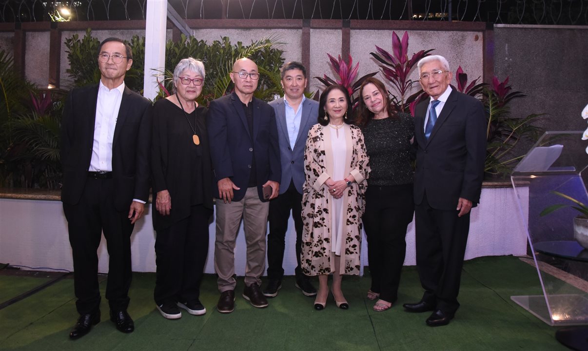 No palco, alguns dos 7 Samirais: Pedro Mizutoni, Tizuka Yamasaki, Sérgio Takao Sato, Hugo Hoyama, Chieko Aoki e Juniti Saito. Entre eles está a autora do livro Valéria Rossi