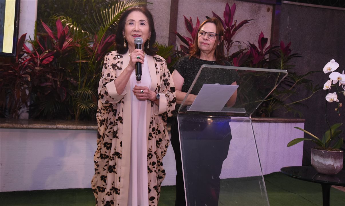 A anfitriã do evento, Chieko Aoki, discursa observada de perto pela jornalista Valéria Rossi