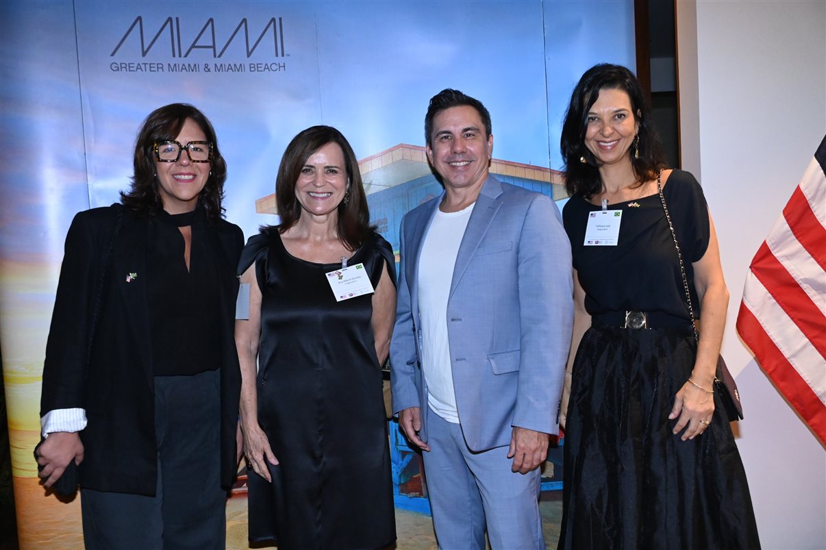 Kevin Murakami, cônsul dos Estados Unidos em São Paulo, com Juliana Palomari, Ana Maria Donato e Tathiana Leal, da Imaginadora, do Turismo de Miami no Brasil