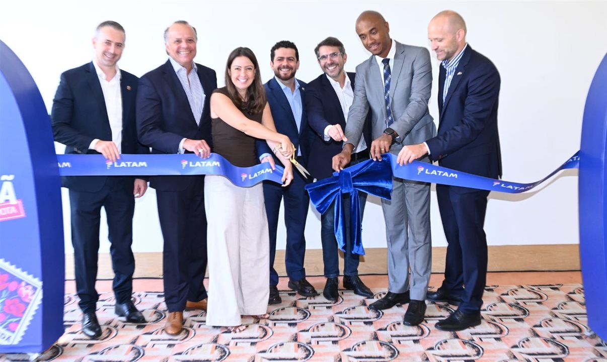 Fernando Henrique Capato, prefeito de Holambra, Claudio Ferreira, diretor de Novos Negócios do Aeroporto de Guarulhos, Aline Mafra, diretora de Vendas e Marketing da Latam Brasil, Philipe Karat, coordenador de Modais da Embratur, Marcos Campos, gerente de Negócios Aeroportuários e Infraestrutura da Latam Brasil, Luís Sobrinho, consultor da InvestSP e representante da Secretaria de Turismo do Estado de São Paulo, e Peter de Bruijn, cônsul da Holanda