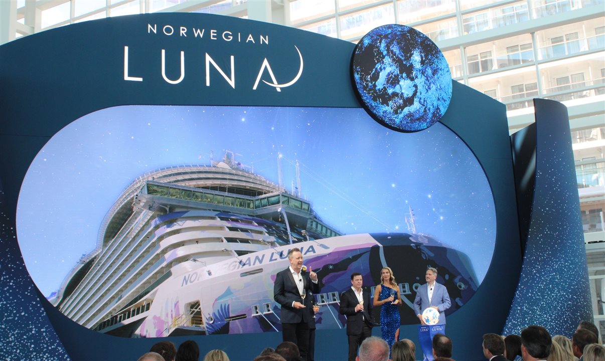 A madrinha do Norwegian Luna, Elle, entre John Chernesky, John Chidsey e Marc Kazlauskas, da NCLH