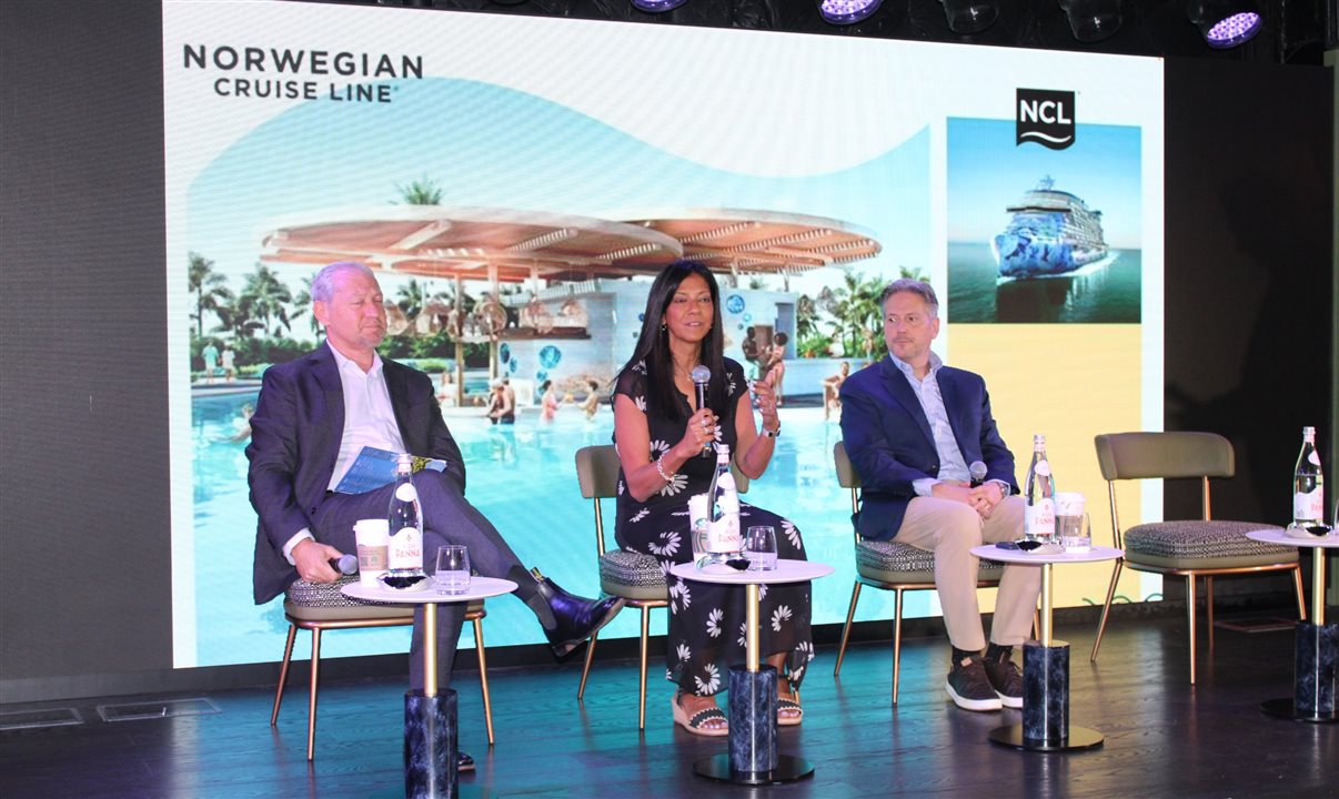 Mark Kansley, Kiran Smith e Marc Kazlauskas, da NCL, no painel durante navegação do Norwegian Luna