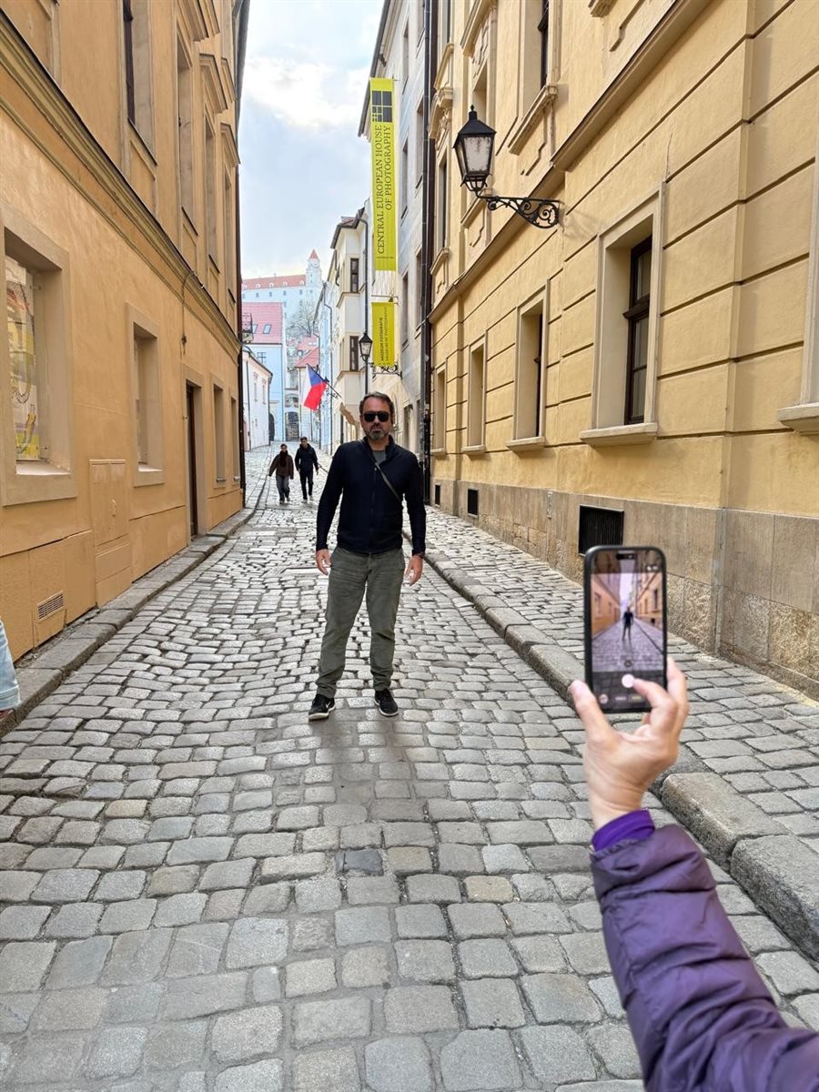 Cust&oacute;dio Jr sendo fotografado por Marcia Galv&atilde;o