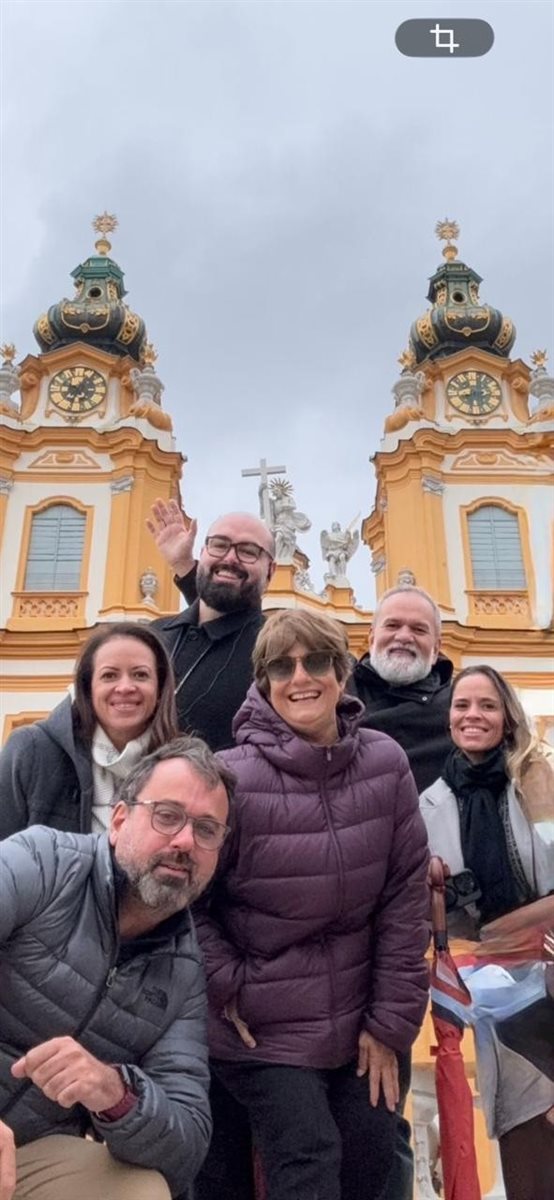 Jo&atilde;o Miranda e Marcia Galv&atilde;o, da AmaWaterways, em frente &agrave; Abadia de Melk, com Erika Aguilar e Lilian Meireles, da R11 Travel, Cust&oacute;dio Jr., da Kangaroo, e Artur Luiz Andrade, da PANROTAS