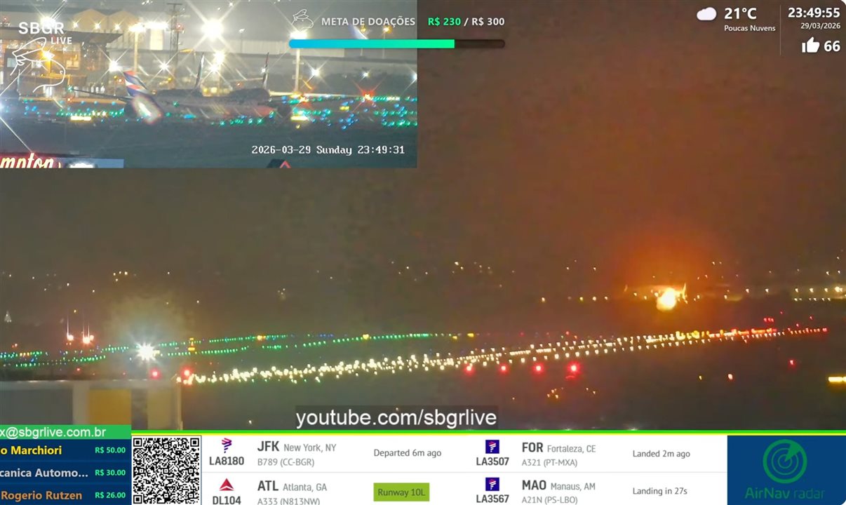 Na parte direita da imagem, o exato momento da explosão no motor esquerdo na decolagem