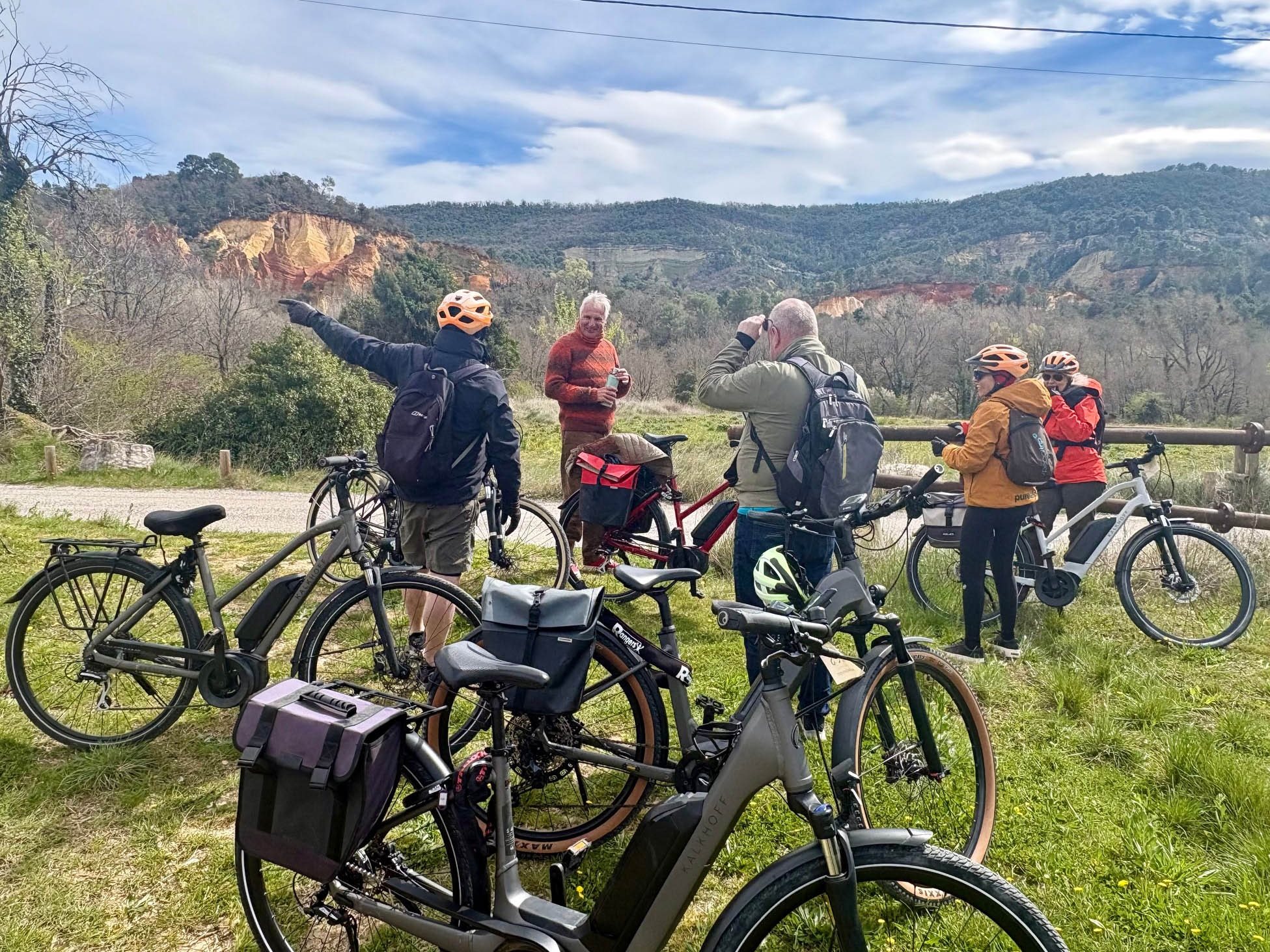 Agentes de viagens observam as montanhas de ocre em Gargas, na Provence