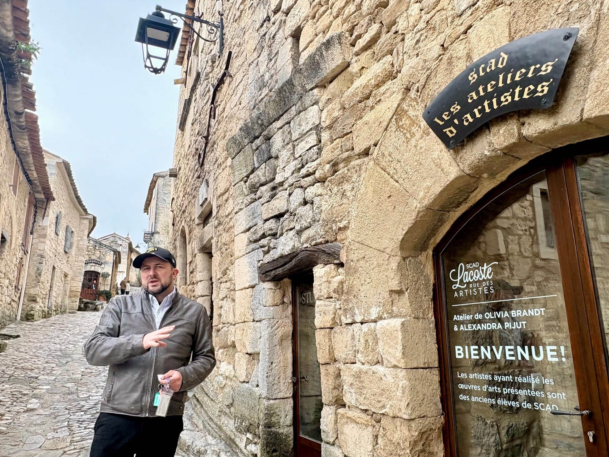 Cedric Maros, diretor do SCAD Lacoste, posa em frente a uma galeria de arte na cidade de Lacoste, Provence