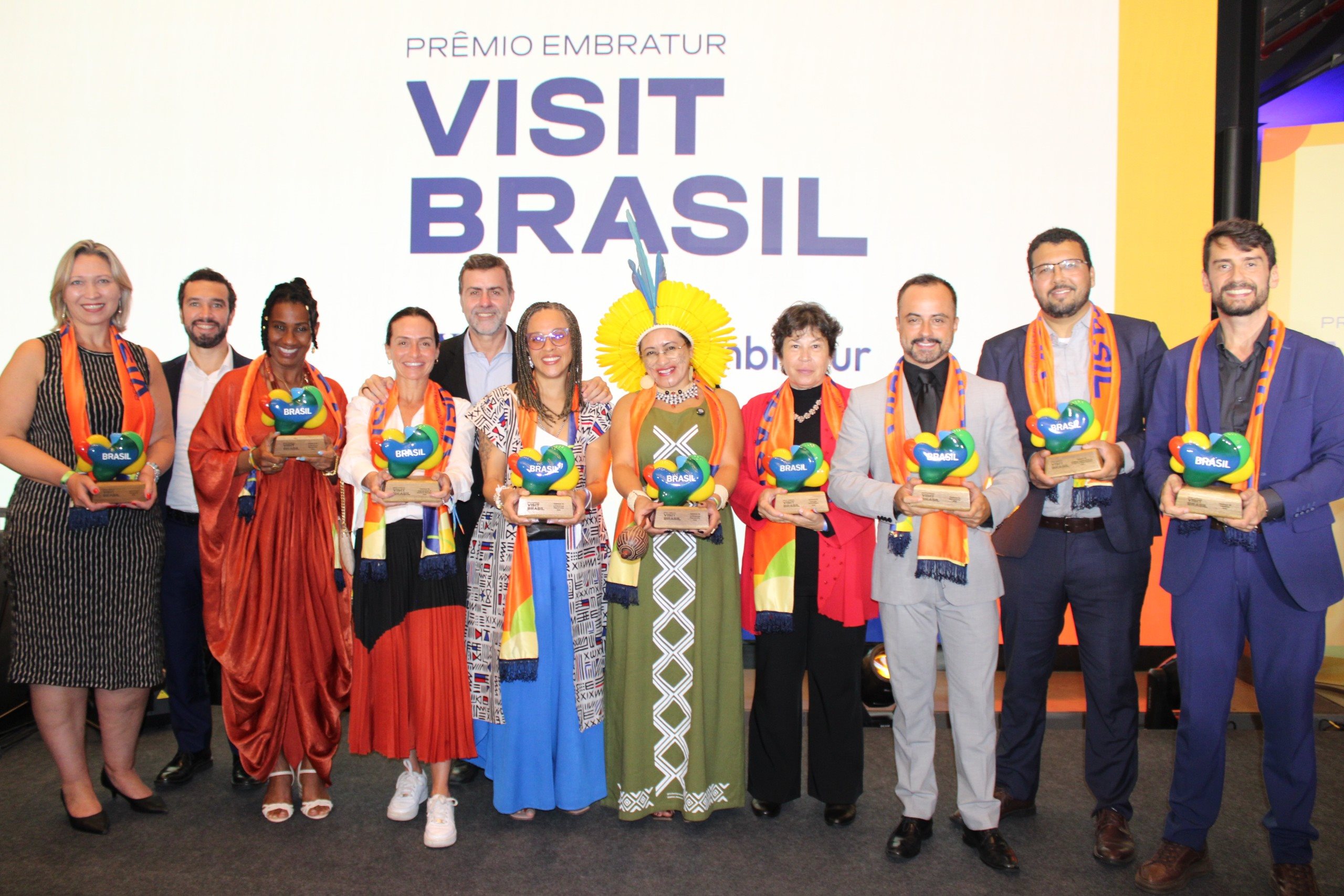 Marcelo Freixo, presidente da Embratur, com todos os premiados do Prêmio Embratur Visit Brasil