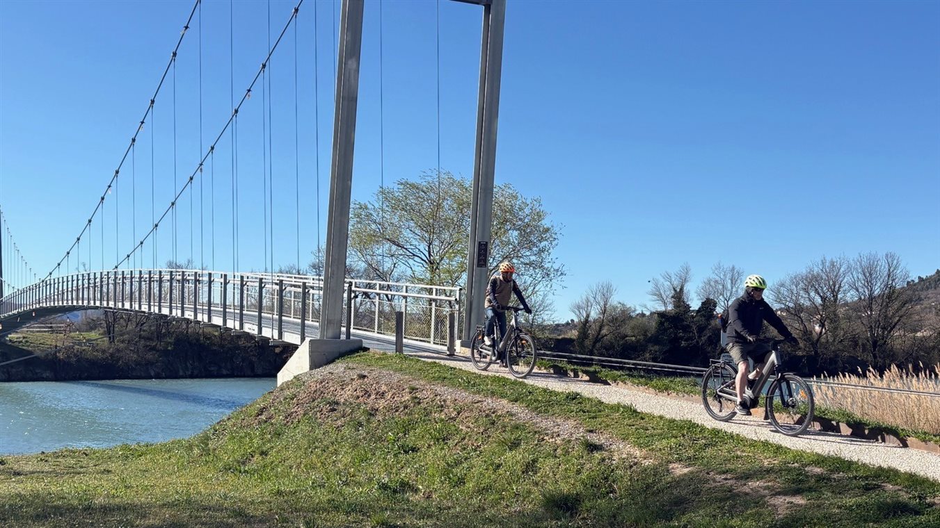 Agentes de viagem atravessam o rio Durance na Provence em viagem de bicicleta