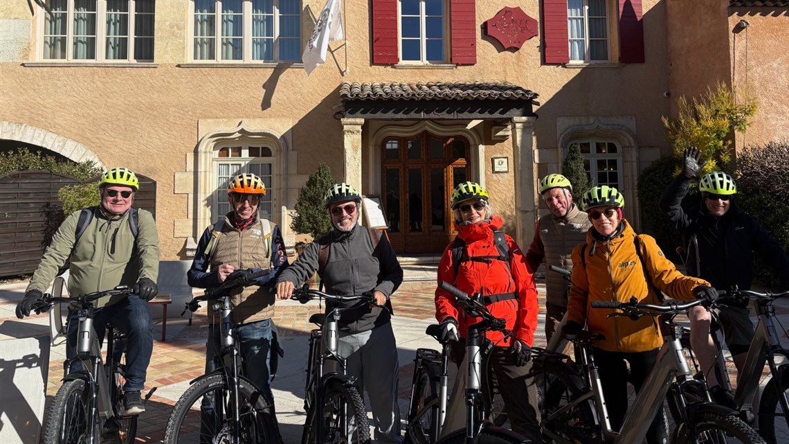Jari Heinonen, da France Tours, Su&eacute;cia, Philippe Leouffre, do Alpes de Haute Provence Tourism Agency, Alexandre Campbell, da Panrotas, Anna Eriksson, da ExperiGo, Su&eacute;cia, Wenzel Glasauer, guia de turismo da Atout France, Cathy Worms, da Special Trip Turismo, Brasil, e Robin Segal, da French Leave Holidays, UK, saindo para um passeio de bicicleta na Provence