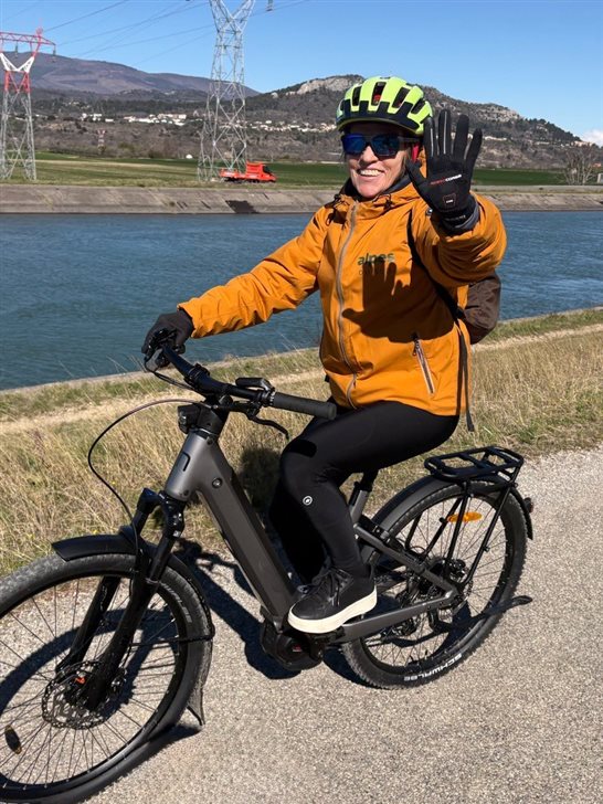 Cathy Worms, da Special Trip Turismo, pedala &agrave;s margens do rio Durance na Provence