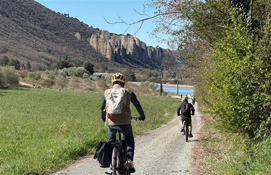 Agentes de viagem pedalam em frente &agrave; montanha rochosa P&eacute;nitents des M&eacute;es na Provence