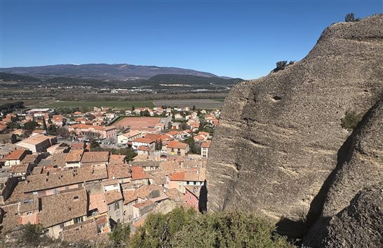 Vista da cidade de Les M&eacute;es na Provence