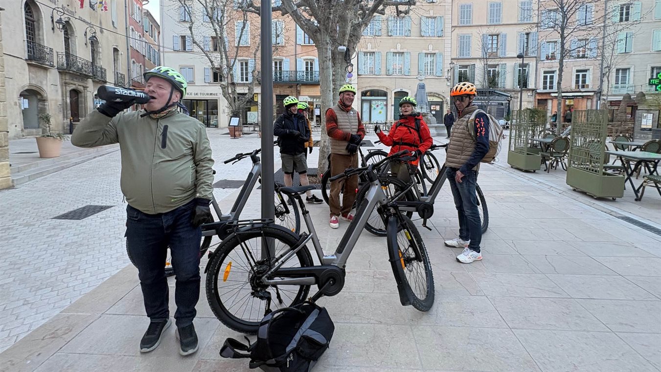 Agentes do pr&eacute;-tour de ciclismo repousam na pra&ccedil;a central de Manosque, na Provence
