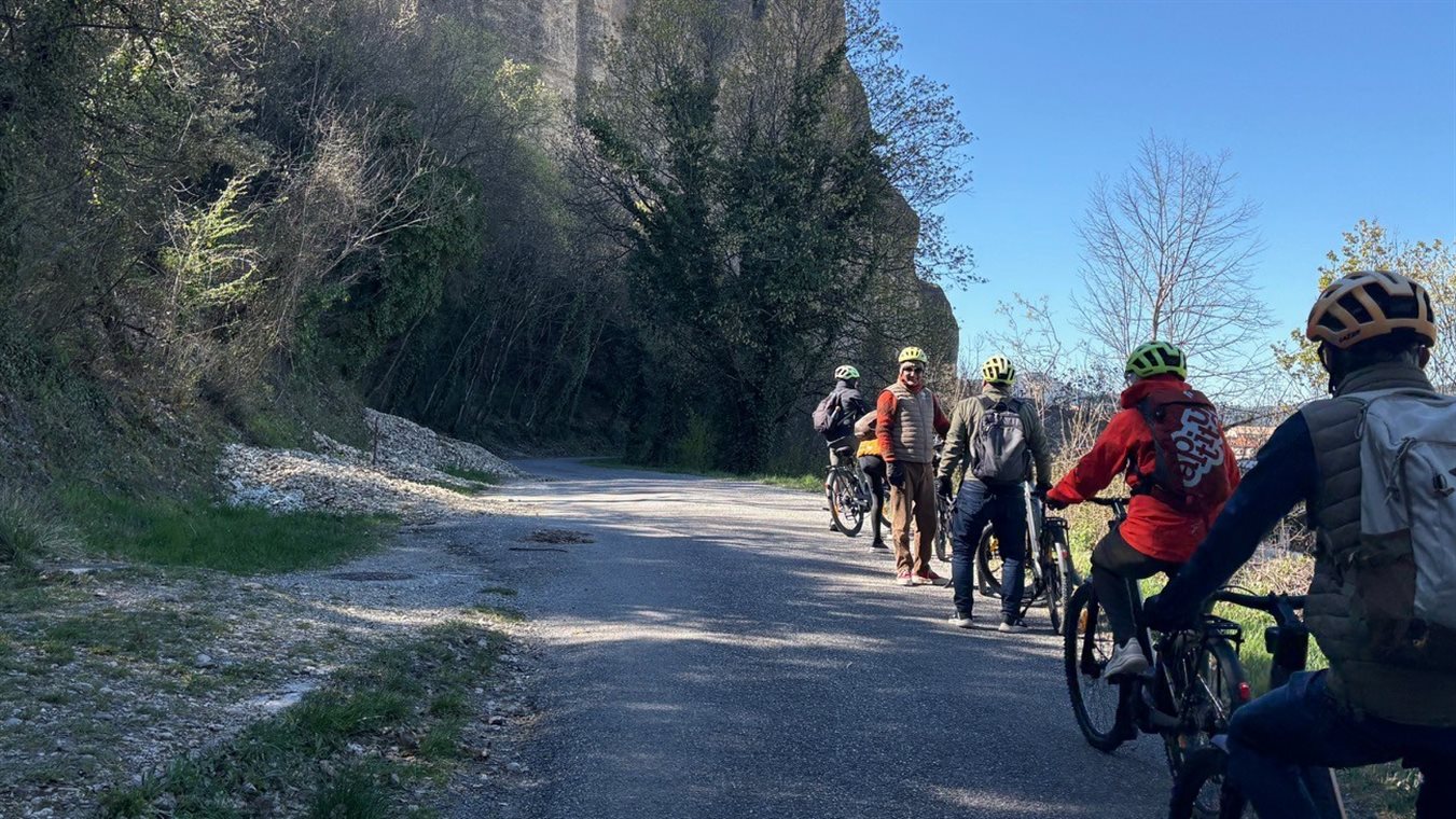 Agentes de viagem descansam em frente &agrave; montanha rochosa P&eacute;nitents des M&eacute;es na Provence