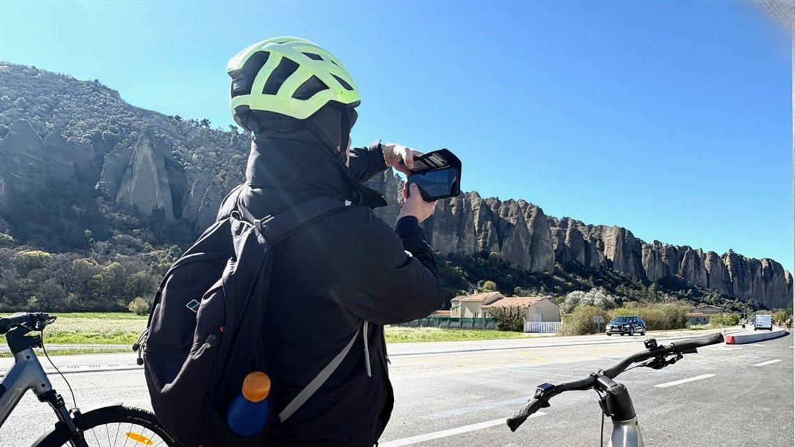 Robin Segal, da French Leave Holidays, UK fotografa a montanha rochosa P&eacute;nitents des M&eacute;es na Provence