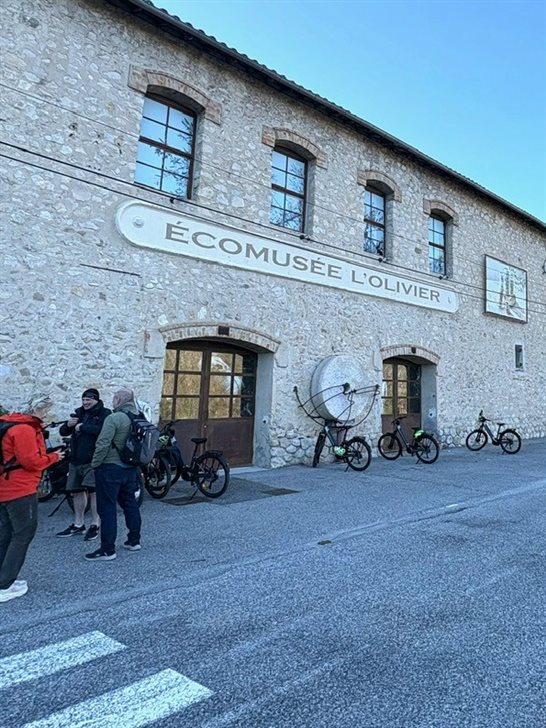 Fachada do Ecomuseu das Oliveiras em Volx, na Provence