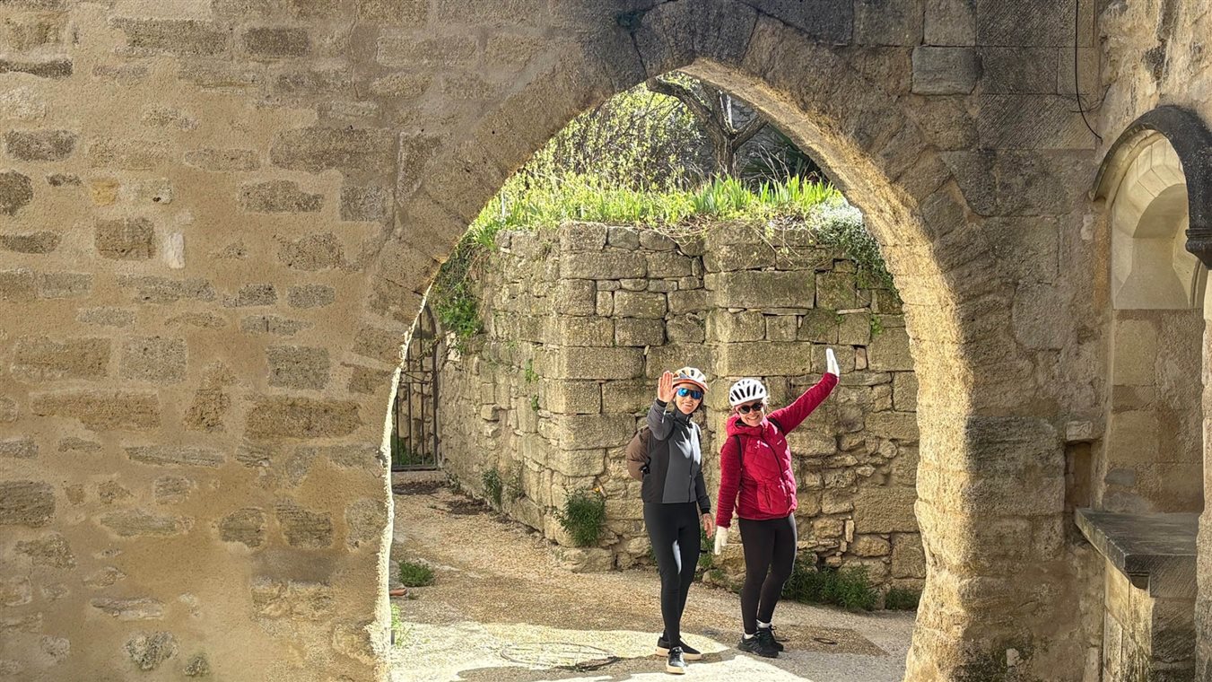 Cathy Worms, da Special Trip Turismo, Brasil, e Bettina Matias, do Turismo de Luberon, acenam no centro de Viens, povoado situado na Provence